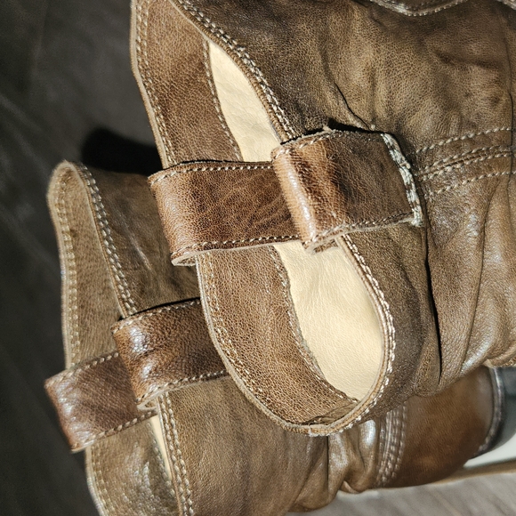 Frye Anna Shortie in Taupe - Picture 8 of 10